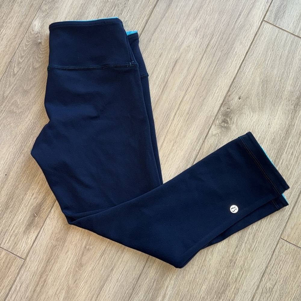 LULULEMON Bright Blue Teal & Navy Reversible Workout Cropped Leggings - Picture 5 of 7